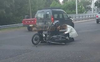 Chocó en su moto en un cruce de la Circunvalación y voló por los aires