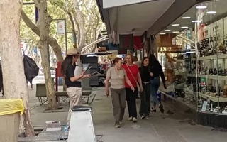 El mal tiempo obligó a suspender el desfile de moda en la Peatonal