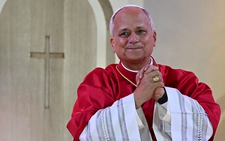 Quién dirige la Iglesia católica mientras el papa León XIV está internado