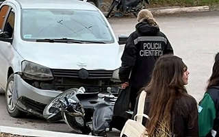Una mujer de Jáchal viajaba en moto, chocó y terminó con fractura expuesta