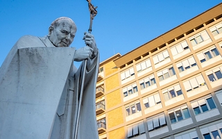 Los médicos del papa confirmaron una buena recuperación del pulmón operado
