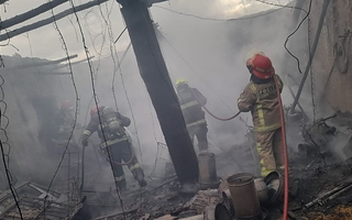 Feroz incendio causó serios daños en un depósito de Pocito 