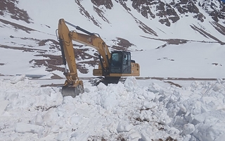 Paso de Agua Negra: avanzan los trabajos de despeje de nieve