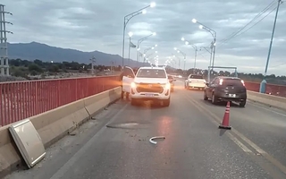 Por la puerta de una heladera caída, un auto chocó contra una camioneta