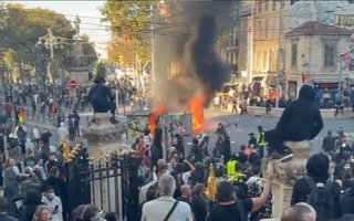 Francia, bajo tensión: protestas masivas y más de 400 detenidos