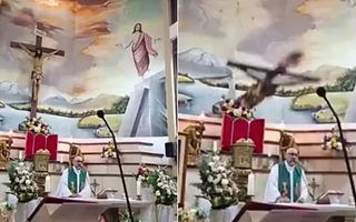 Una cruz cayó sobre un sacerdote durante misa y murió