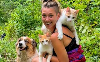 Abandonó su antigua vida para vivir con sus gatos y perros en una montaña