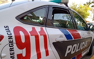 Golpeó a los policías y destrozó un patrullero cuando lo trasladaban al Penal