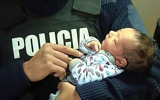 Un policía le salvó la vida a un bebé de dos meses en Chimbas