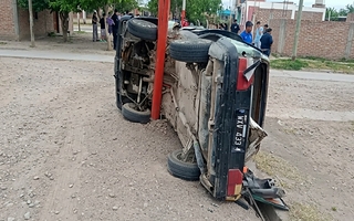 Esperaba el colectivo en Chimbas, la atropellaron y ahora pelea por su vida