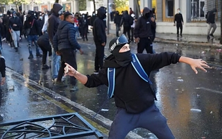 Albania vive seis días de protestas con incendios y reclamos de renuncia