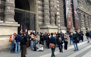 Bloquearon el Louvre por protestas y cientos de turistas quedaron afuera
