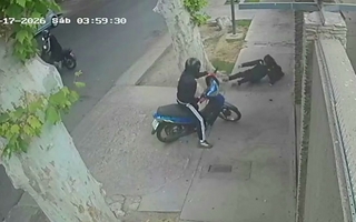 A empujones, le robaron la moto a una enfermera en el barrio Del Bono