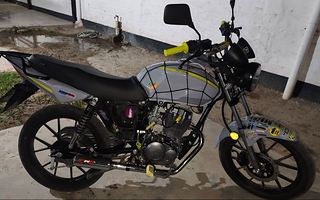Hizo maniobras peligrosas en moto, escapó y la dejó abandonada en Caucete