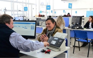 El Gobierno lanzó retiros voluntarios para estatales: cuánto pagarán