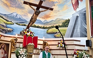 Quién era el sacerdote que murió aplastado por una cruz en Ecuador