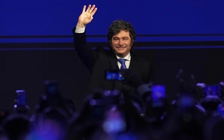 Milei aterriza en España en medio de la tensión con Pedro Sánchez
