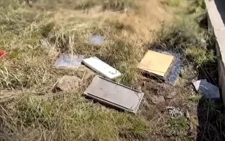 Encontraron placas de los caídos en Malvinas tiradas fuera del cementerio