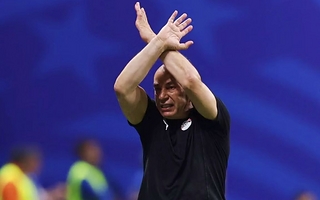 La FIFA suspendió al DT de Egipto por su polémico gesto ante Argentina