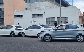 Se produjo un fuerte triple choque a metros de la Terminal de Omnibus de San Juan