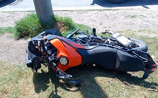 Un adolescente está grave tras chocar en moto contra un camión en Iglesia