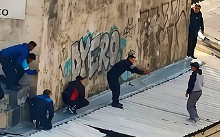 Grabaron un dramático rescate de un joven que quería saltar de un puente