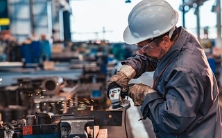 La actividad económica volvió a caer y la industria profundizó el freno