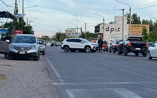 Una camioneta y una moto chocaron en una transitada esquina de Rivadavia