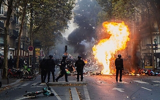 Francia, en máxima tensión: Macron evalúa bloquear las redes sociales