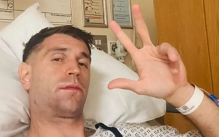 Dibu Martínez sorprendió a todos tras su operación: qué hizo el arquero