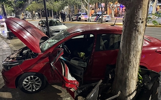 Un conductor quedó atrapado tras un cuádruple choque frente a un bar de Capital