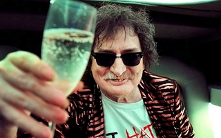 Charly García cumplió 75 años y una multitud lo emocionó frente a su casa