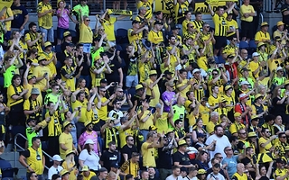 Un club de Europa premiará a los hinchas que guarden el celular en los partidos