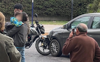 Fuerte choque de una moto con un auto, un conductor fue trasladado 