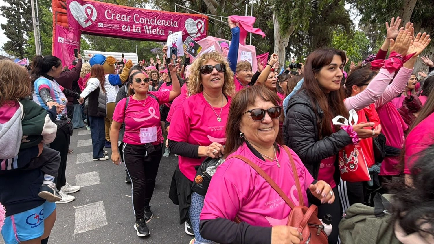 Ni el frío ni la llovizna paró la maratón para concientizar sobre el cáncer de mama