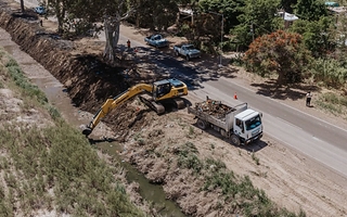 Limpian drenes y desagües en San Martín y 25 de Mayo por prevención