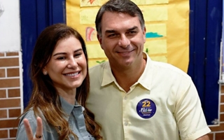 “Brasil va a cambiar”: Flávio Bolsonaro votó y apuntó contra el gobierno de Lula