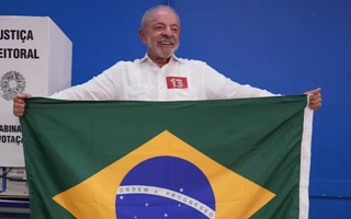 "Fue educado para mentir”: Lula fue a votar y apuntó contra Bolsonaro