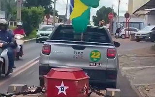 Un votante de Bolsonaro paseó un ataúd del partido de Lula en pleno balotaje en Brasil