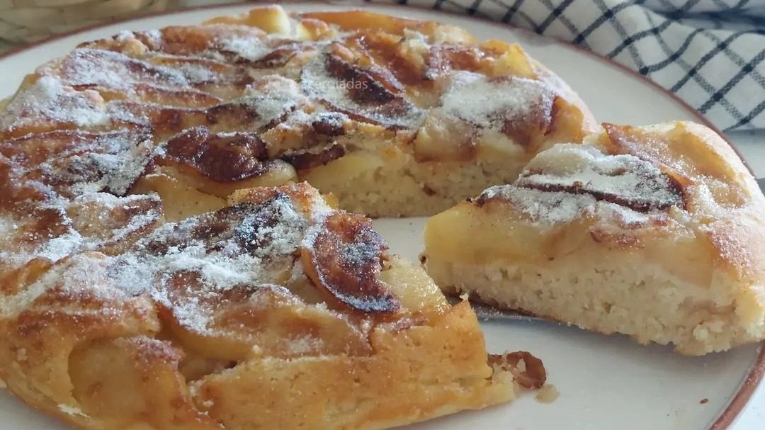 Manzanas en 2 meriendas rápidas: torta en sartén y pancakes al horno