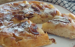 Manzanas en 2 meriendas rápidas: torta en sartén y pancakes al horno