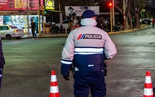 Escapó de un control policial, chocó a dos adolescentes y se entregó