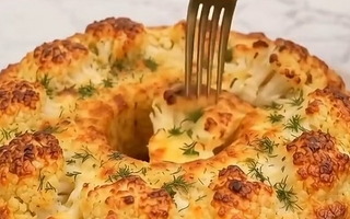 Budín dorado de coliflor, pollo y queso que se hace sin batir