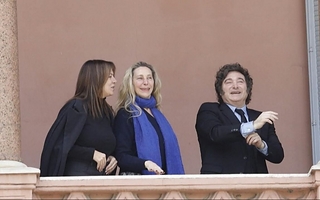 Milei hizo el gesto viral “six seven” desde el balcón de la Casa Rosada