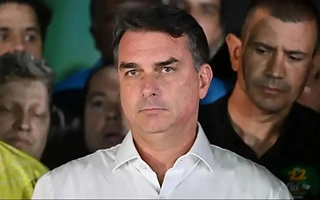 Tras perder con Lula, Flávio Bolsonaro no podrá salir de Brasil