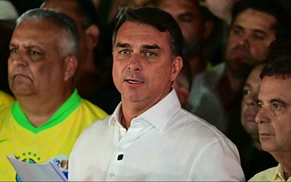 Tras perder las elecciones, Flávio Bolsonaro no puede salir de Brasil