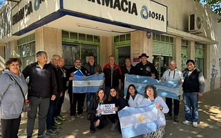 Retirados de las Fuerzas Armadas marchan por el cierre de la farmacia de Iosfa