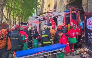 Un camión de bomberos chocó contra la ex cárcel de Caseros y hubo heridos