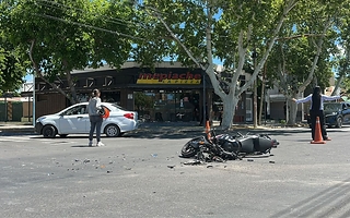 Un choque entre una moto y un auto dejó a un joven herido en Capital