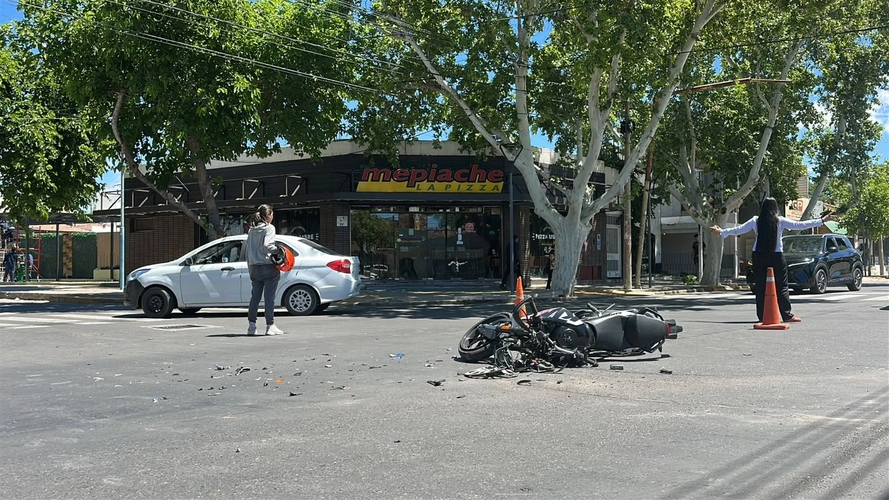 Un choque entre una moto y un auto dejó a un joven herido en Capital